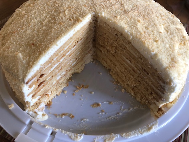 medovik cake cut